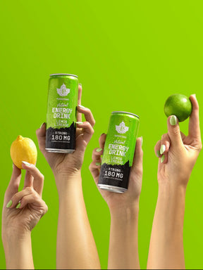 Neljä kättä pitelee Puhdistamon Natural Energy Drink Lemon Limeadea, sekä limeä ja sitruunaa