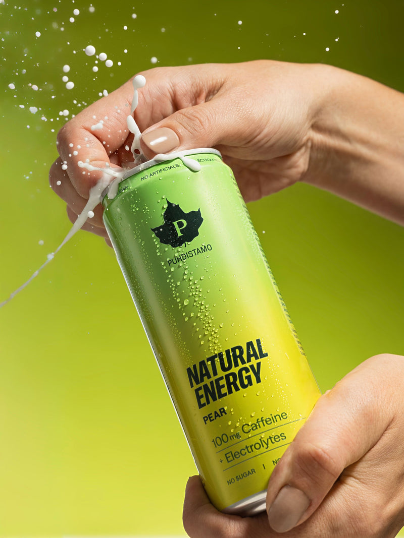 Nainen avaa Puhdistamon Natural Energy + Electrolytes Pear tölkkiä