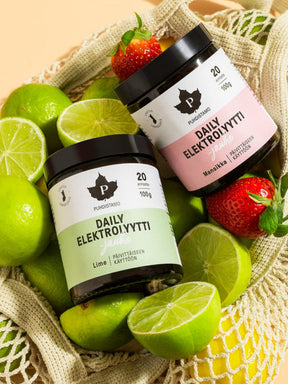 Puhdistamon Daily Elektrolyyttijauhe Lime  ja Mansikka -purkit hedelmäpussissa